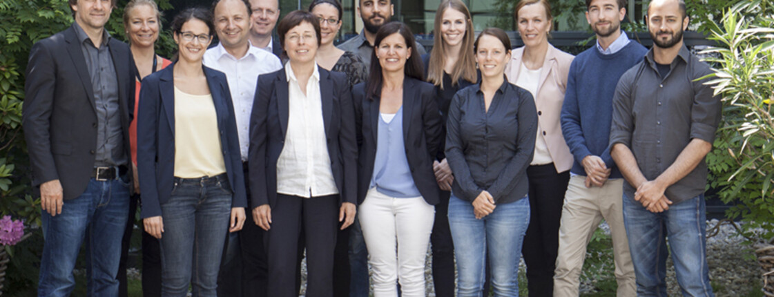 Ein Gruppenfoto von vielen Arbeitern. Alle sind nobel gekleidet.