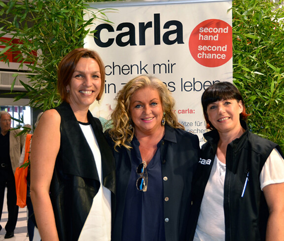 Quelle ORF_Fotografin Lisa Mathis Drei Frauen mittleren Alters stehen vor einem Carla Plakat.