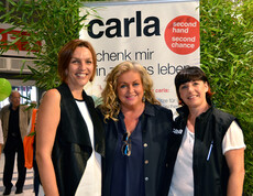 Quelle ORF_Fotografin Lisa Mathis Drei Frauen mittleren Alters stehen vor einem Carla Plakat.
