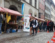 Jugendliche in modischer Kleidung gehen durch die Innenstadt von Feldkirch anlässlich vom carla Reuse Day. 