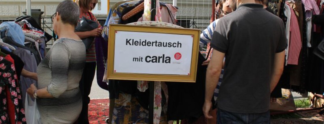 Kleider werden getauscht beim Grätzl Global am 16.6.2016 