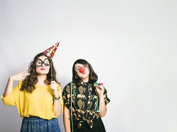 Zwei Frauen feiern Fasching im Kostüm