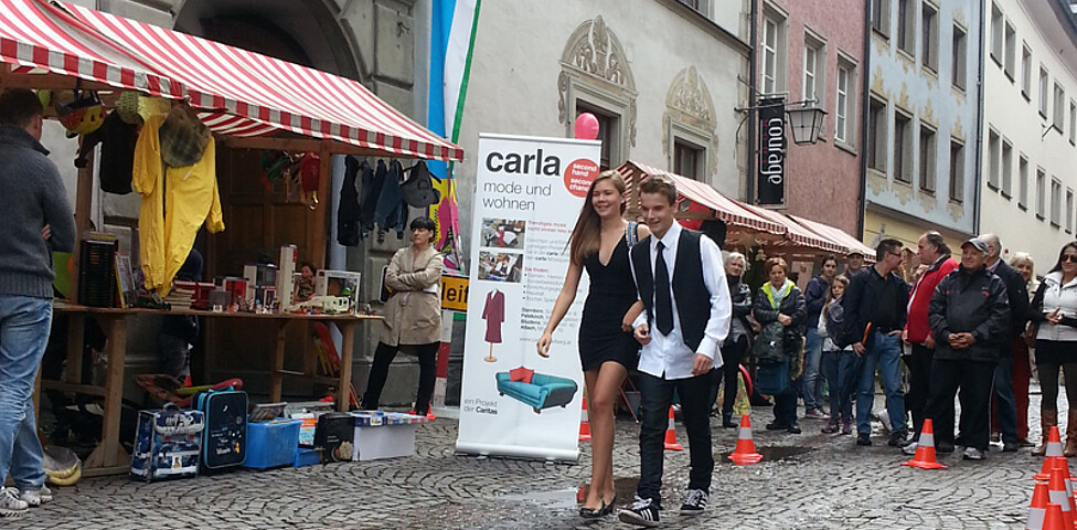 Jugendliche in modischer Kleidung gehen durch die Innenstadt von Feldkirch anlässlich vom carla Reuse Day. 