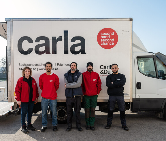 Das carla-Team steht vor einem Sachspendentransporter und repräsentiert den Einsatz für nachhaltige Sachspenden und soziale Projekte in Österreich.