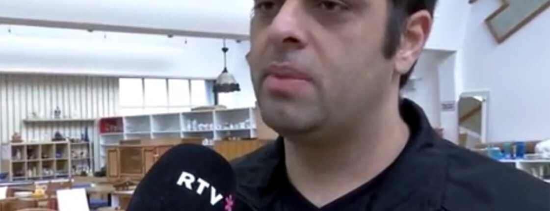 RTV im Interview mit carla-Mitarbeiter Arjun Salwan. Er trägt  kurze schwarze Haare und ebenfalls ein schwarzes Polo. 
