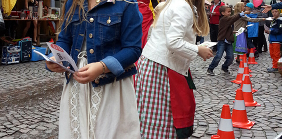 Kinder in Tracht gehen durch die feldkircher Innenstadt anlässlich des carla Reuse Days. 